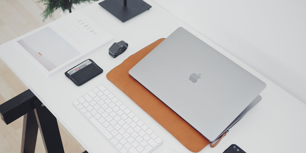 desk-with-laptop-and-wallet